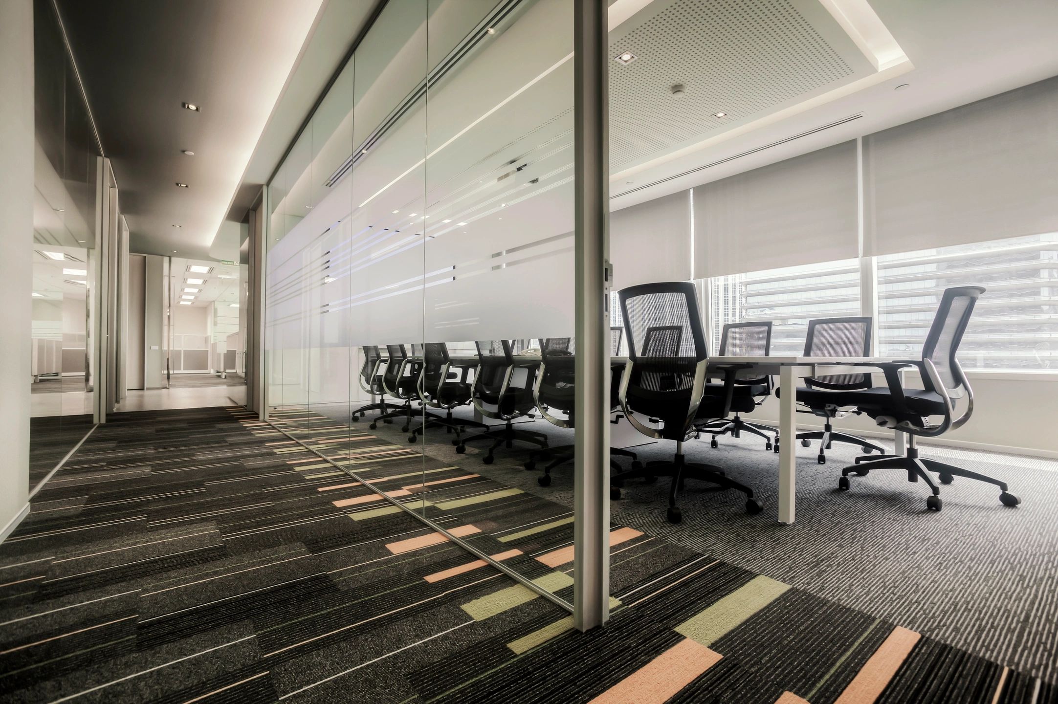 Office Soundproofing, Ceilings, Glass Walls in a soundproof office with Conference Room Echo Reduction